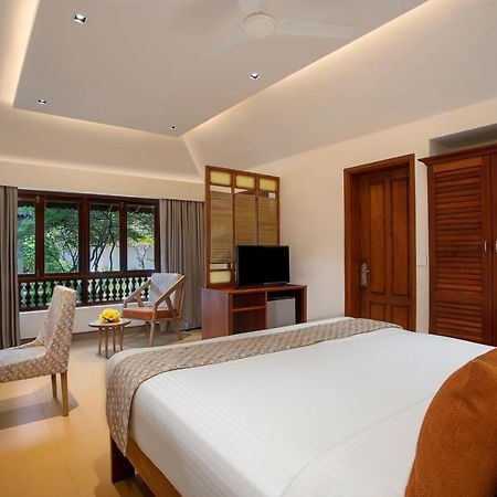 Estuary Sarovar Portico Poovar Exterior foto