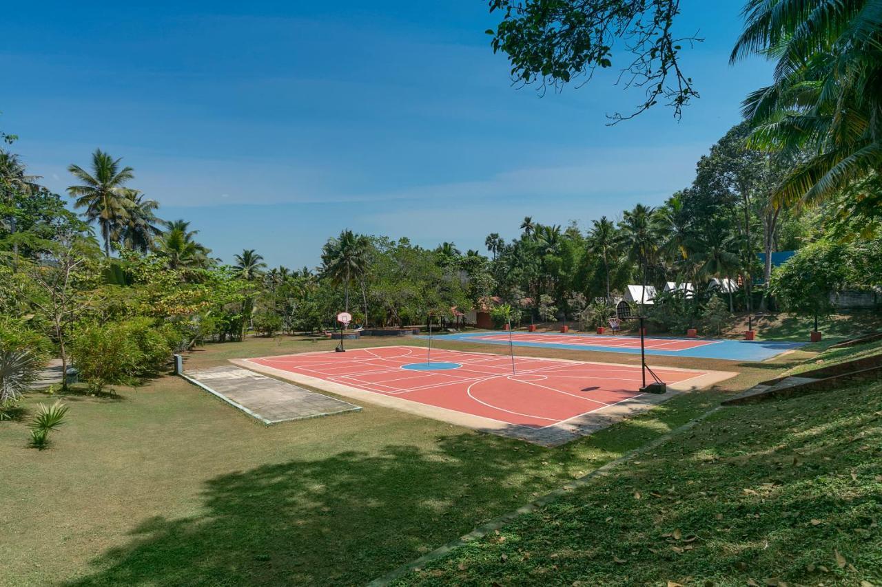 Estuary Sarovar Portico Poovar Exterior foto