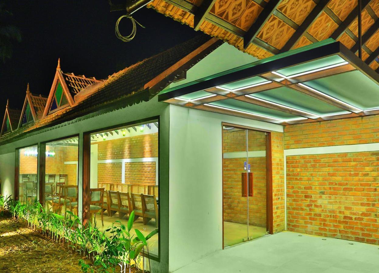 Estuary Sarovar Portico Poovar Exterior foto