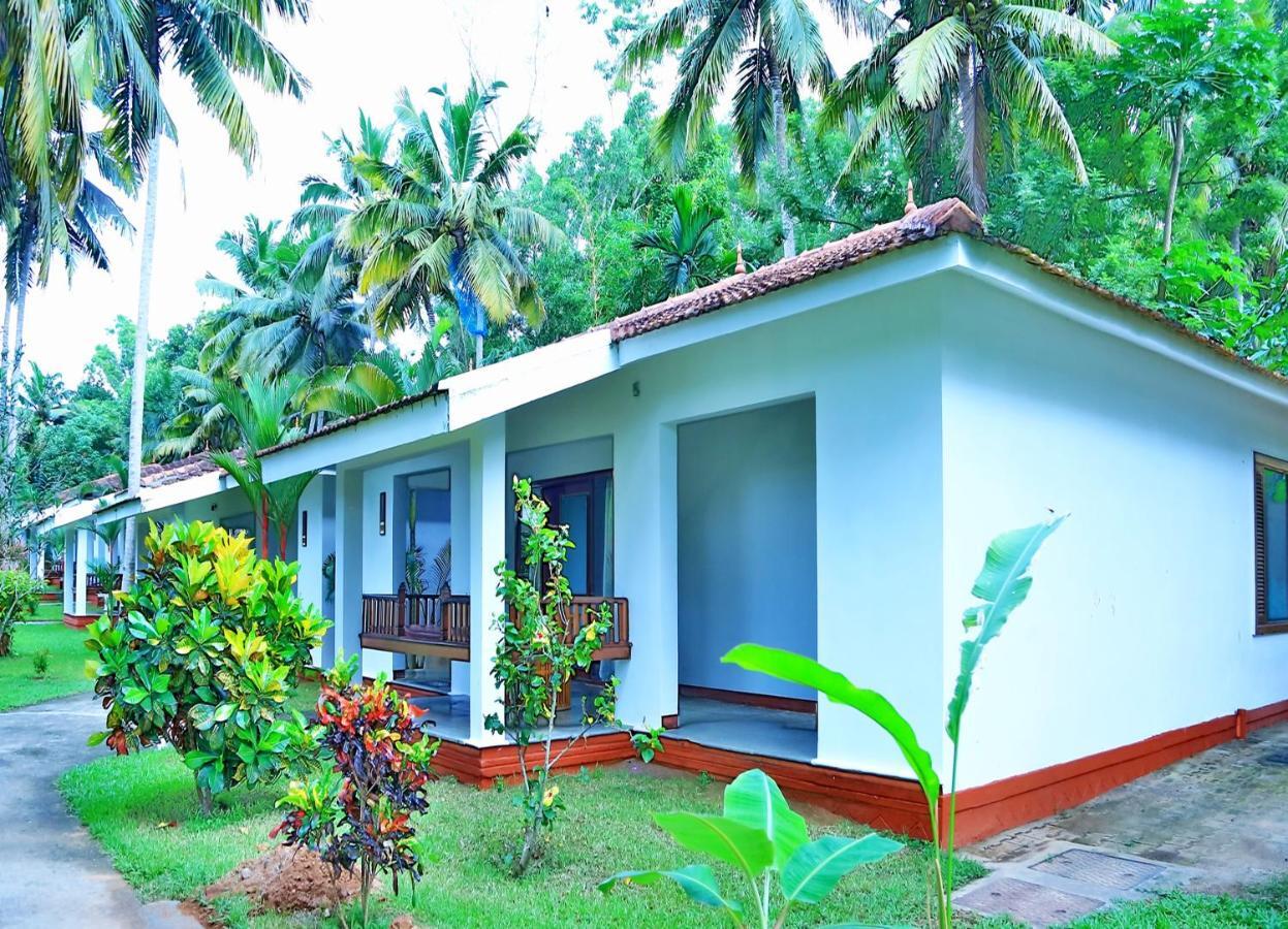 Estuary Sarovar Portico Poovar Exterior foto