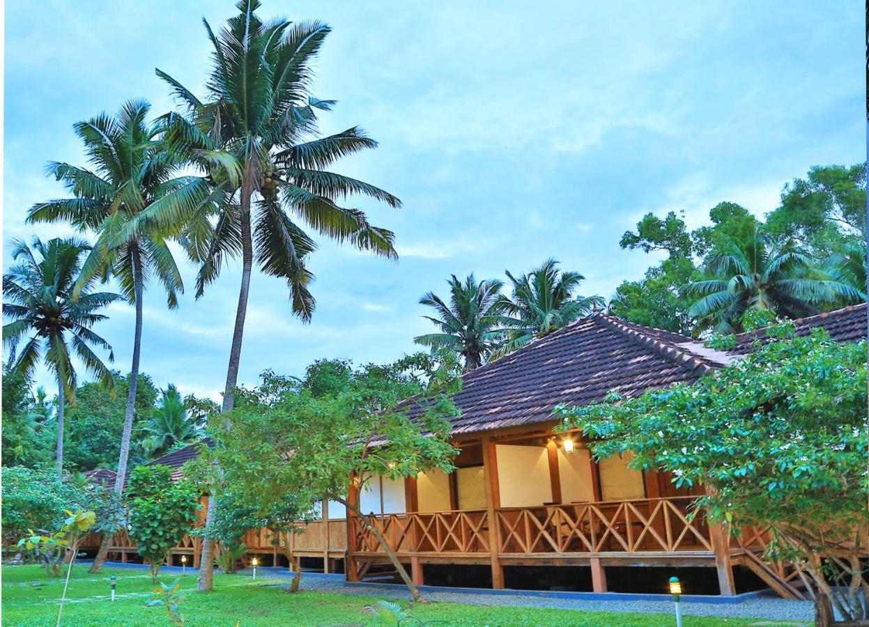 Estuary Sarovar Portico Poovar Exterior foto