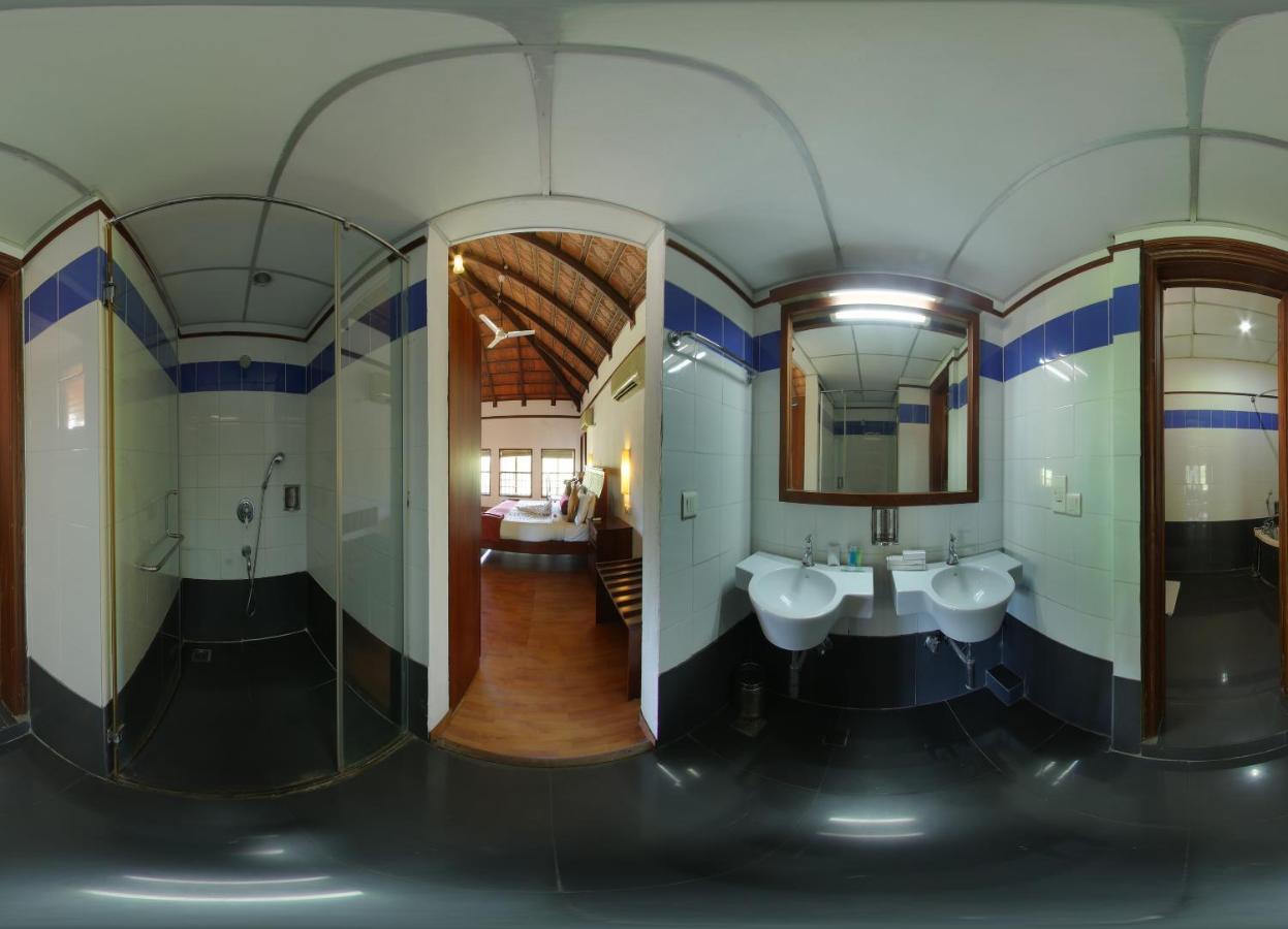 Estuary Sarovar Portico Poovar Exterior foto