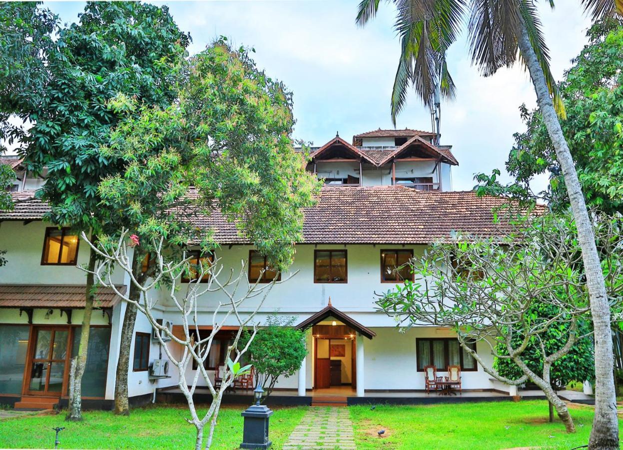 Estuary Sarovar Portico Poovar Exterior foto