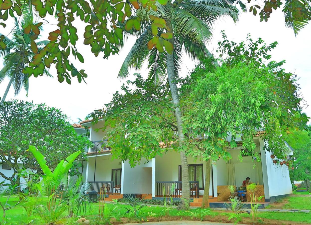 Estuary Sarovar Portico Poovar Exterior foto