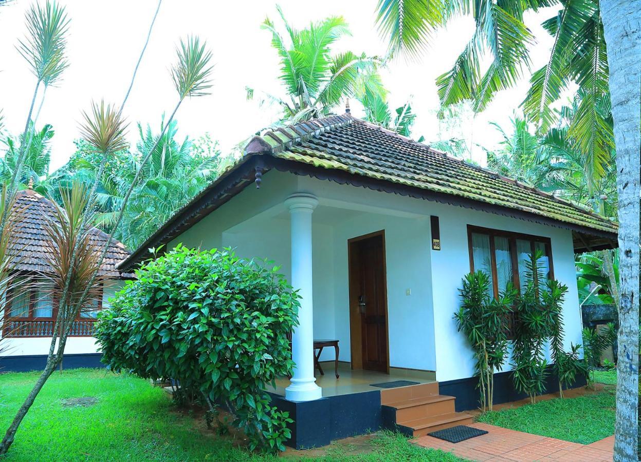 Estuary Sarovar Portico Poovar Exterior foto