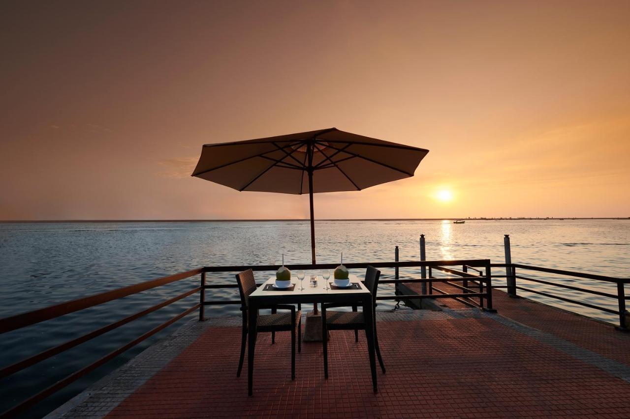 Estuary Sarovar Portico Poovar Exterior foto